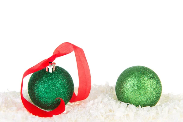 在雪中的绿色圣诞球 — 图库照片