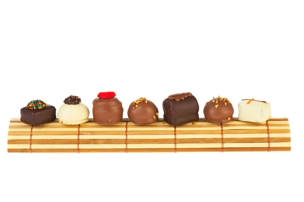 Beyaz ve kahverengi çikolata bambu üzerinde — Stok fotoğraf