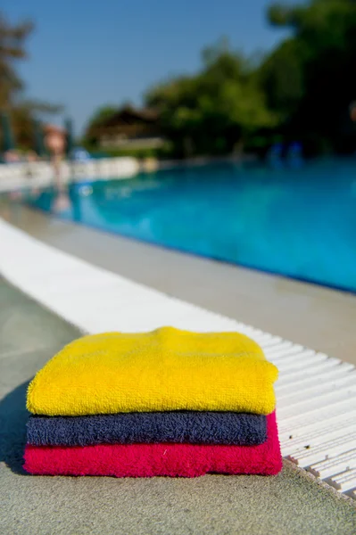 Handdoeken in de buurt van het zwembad — Stockfoto