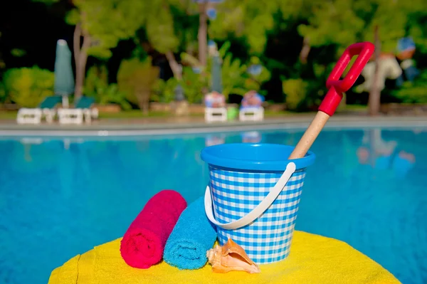 Speelgoed bij het zwembad — Stockfoto