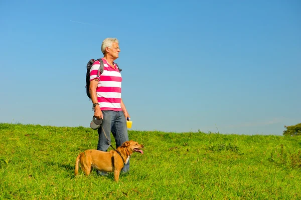 Турист с собакой — стоковое фото