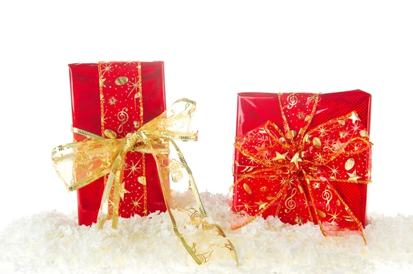 Cadeaux de Noël rouges et dorés dans la neige — Photo