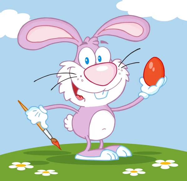 Pink Easter Bunny Pintura um ovo ao ar livre — Fotografia de Stock