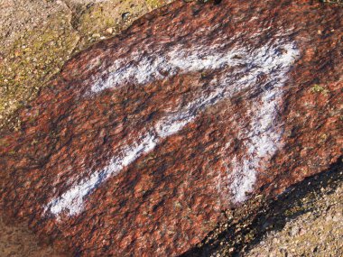 flecha sobre una piedra