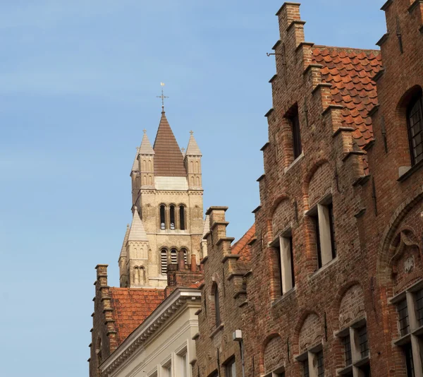 Catedral e cabides com telhados em Bruges — Fotografia de Stock
