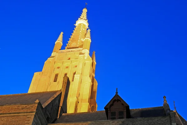 Igreja de Nossa Senhora, Bruges à noite — Fotografia de Stock