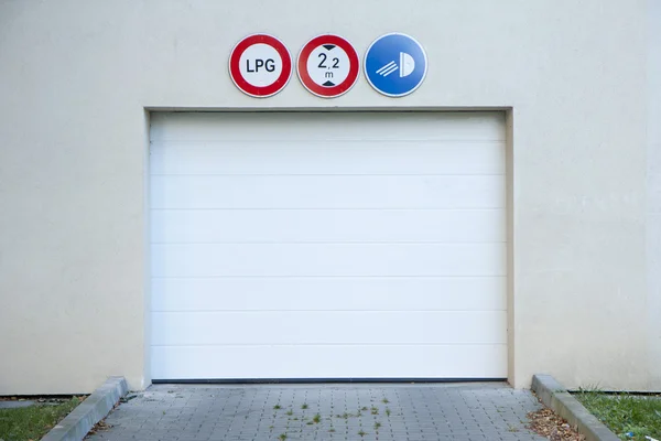 Portão garagem — Fotografia de Stock