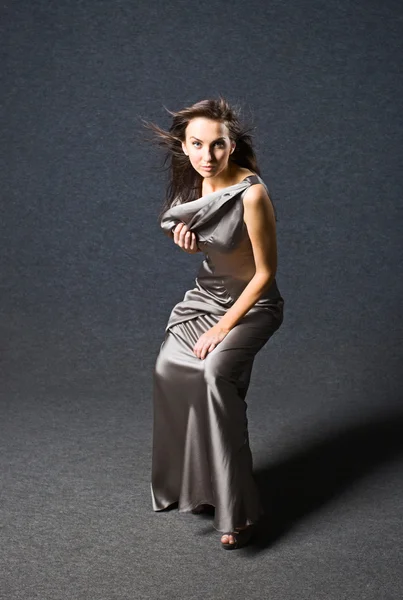 Kvinna i grå klänning. — Stockfoto