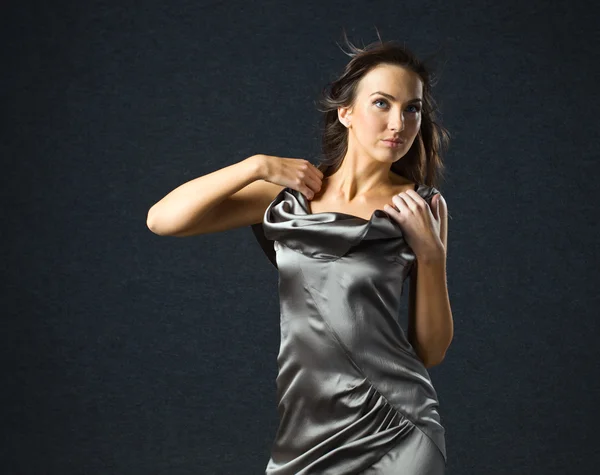 Kvinna i grå klänning. — Stockfoto