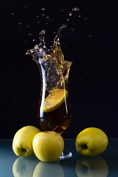 Zöld alma és a pohár gyümölcslé — Stock Fotó