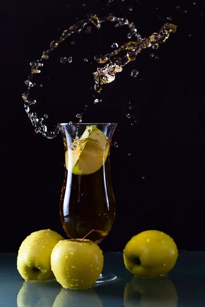 Manzanas verdes y vaso con jugo — Foto de Stock