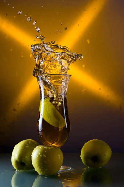 Manzanas verdes y vaso con jugo —  Fotos de Stock