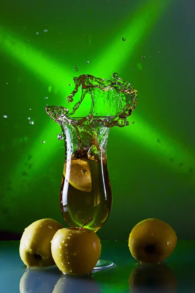 Mele verdi e vetro con succo — Foto Stock
