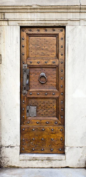 Drewniane drzwi, styl gotycki, Florencja. — Zdjęcie stockowe