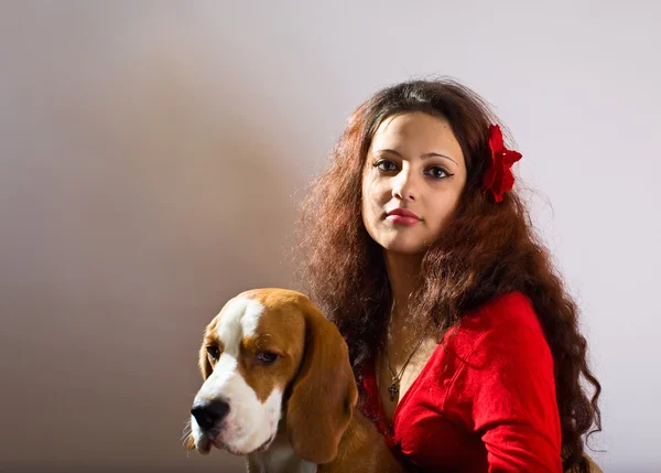 Gipsy girl with beagle. — Stock Photo, Image