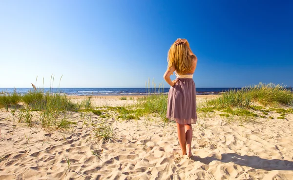 Жінка на пляжі . — стокове фото