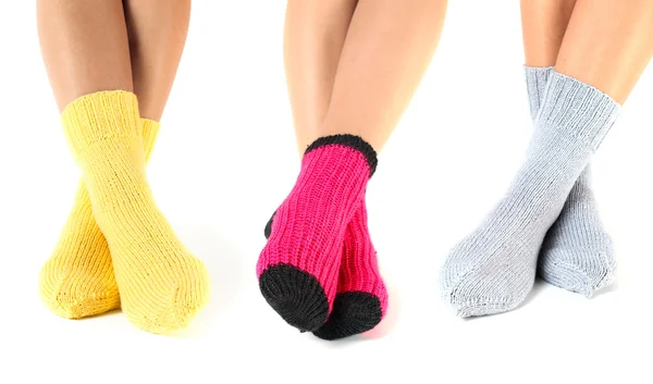 De benen van de vrouw in wollen sokken. — Stockfoto