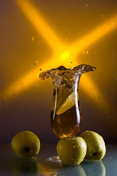 Gröna äpplen och glas med juice — Stockfoto