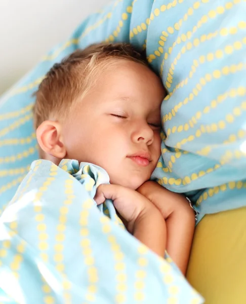 小さな男の子が寝てる — ストック写真