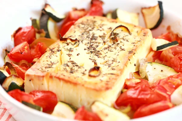 Запеченный сыр фета с овощами — стоковое фото