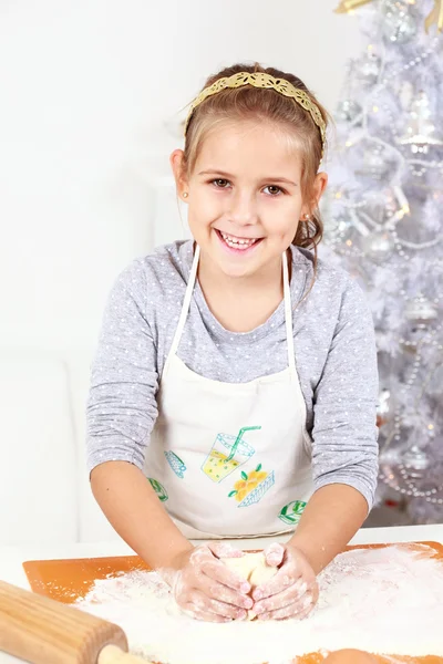 Aranyos lány sütés cookie-k — Stock Fotó