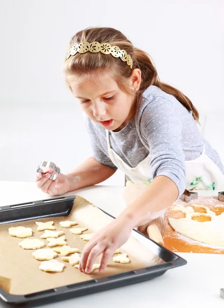 Aranyos lány sütés cookie-k — Stock Fotó