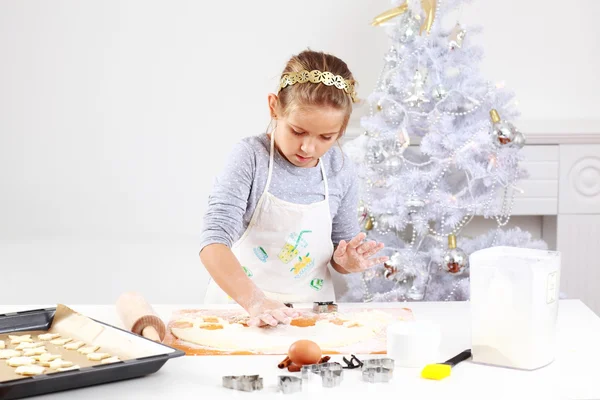 Söt flicka bakning kakor — Stockfoto
