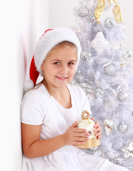 Chica sosteniendo campana de Navidad — Foto de Stock