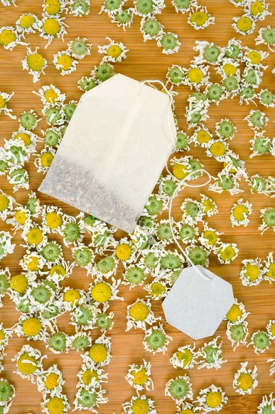 Papatya çayı ahşap arka plan üzerinde kuru chamomilla çiçekli çanta — Stok fotoğraf