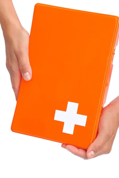 Mani di giovane donna in possesso di kit di pronto soccorso — Foto Stock