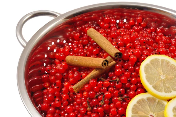 Rode bessen bessen en ingrediënten voor het maken van jam — Stockfoto