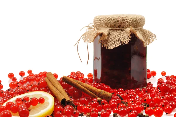Pot met huisgemaakte rode bessen jam met vers fruit — Stockfoto