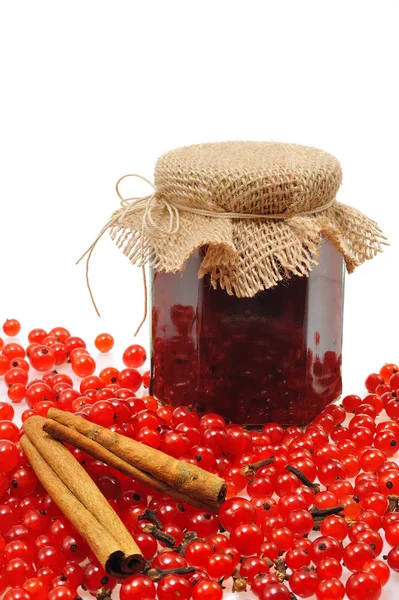 Pot met huisgemaakte rode bessen jam met vers fruit — Stockfoto