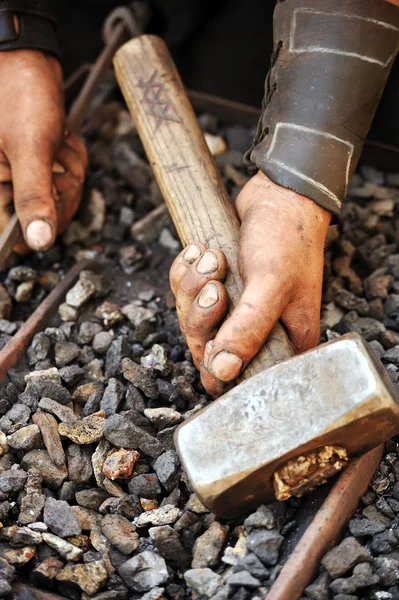 Detalhe de mãos sujas segurando martelo - ferreiro — Fotografia de Stock