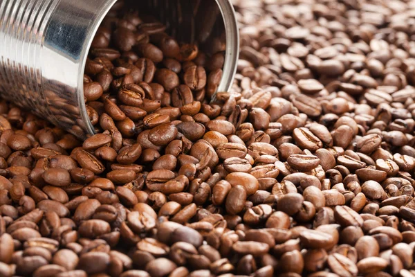Kávová zrna v plechovce — Stock fotografie