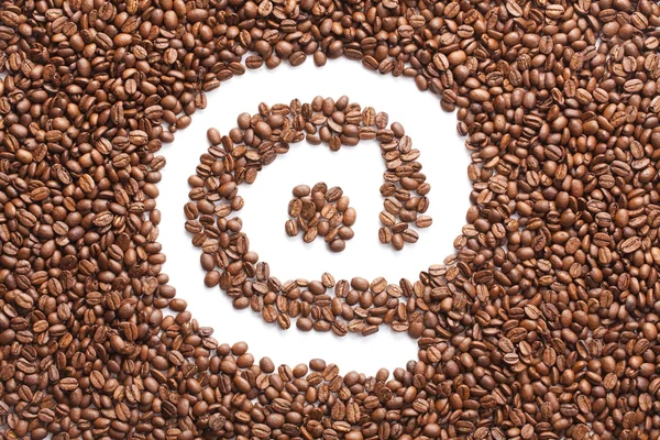 Символ электронной почты из кофейных зерен — стоковое фото
