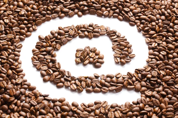 由咖啡豆制成的电子邮件符号 — 图库照片