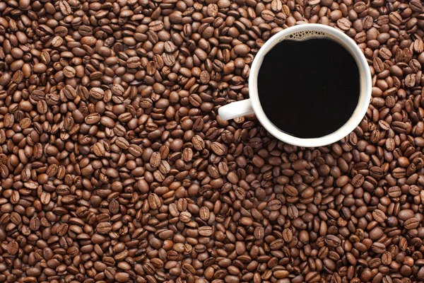 Kaffebönor och kopp — Stockfoto