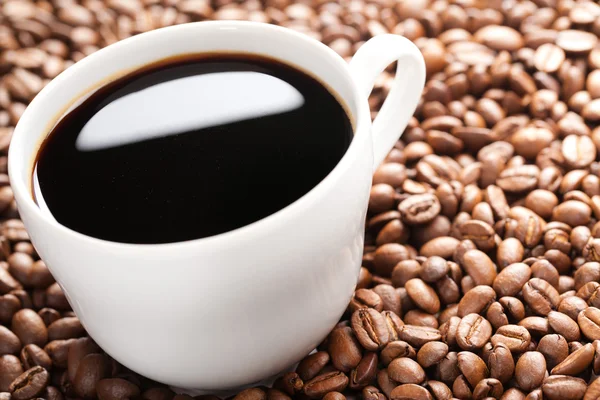Kávová zrna a šálek — Stock fotografie