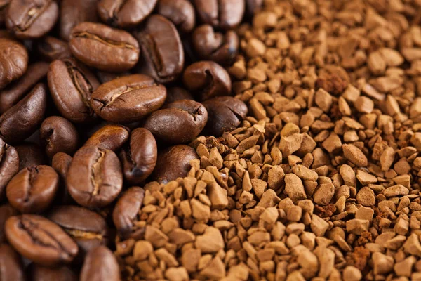 Café instantáneo en polvo y granos de café —  Fotos de Stock