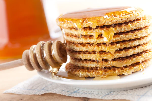 Waffle com mel — Fotografia de Stock