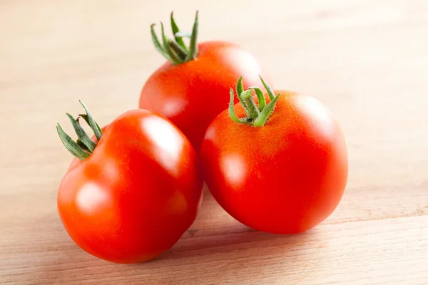 Červená rajčata na stole — Stock fotografie