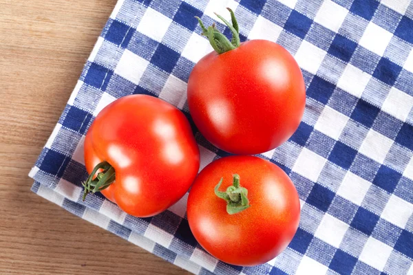 Czerwone pomidory na stole — Zdjęcie stockowe