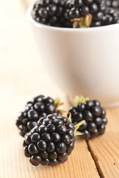 Blackberries на деревянном фоне — стоковое фото