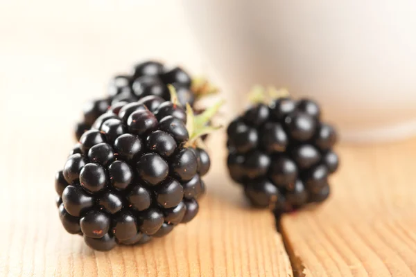 Blackberries на деревянном фоне — стоковое фото