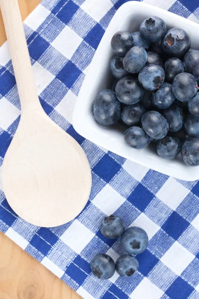 方格桌布上的蓝莓 — 图库照片