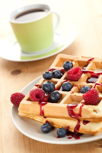 Waffle saboroso com frutas — Fotografia de Stock