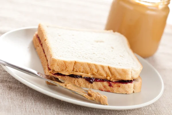 Sandwich met pindakaas en jam — Stockfoto