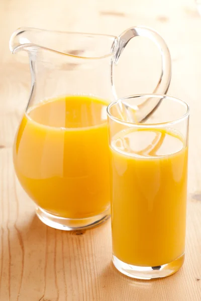 Sinaasappelsap in kruik — Stockfoto