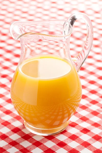 Sumo de laranja no jarro — Fotografia de Stock